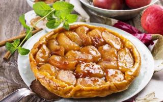 Рецепт: Слоеный пирог "Перевертыш" - с фаршем и овощами Постный яблочный пирог-перевертыш