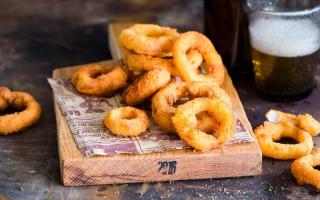 Onion rings - original ideas for preparing a delicious snack Fried onion rings recipe