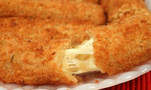 Frittierter Käse im Teig Welche Käsesorte kann man in einer Pfanne frittieren?