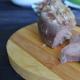 Schweinezungensalat mit eingelegten Gurken