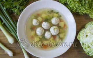 धीमी कुकर में मिश्रित सब्जियों के साथ सूप