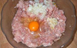 कीमा बनाया हुआ मांस से धीमी कुकर में क्या पकाना है: कटलेट के लिए व्यंजन विधि और"ежиков"