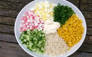 Salat mit Krabbenstangen und Reis