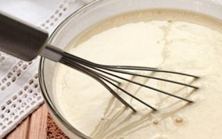 Rezept für Vanillepudding-Pfannkuchen mit Kefir und kochendem Wasser. Rezept für Vanillepudding-Spitzenpfannkuchen mit Kefir