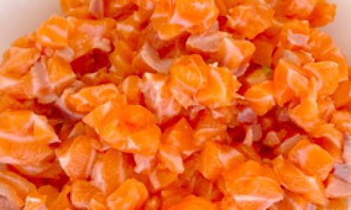 सैल्मन टार्टारे को सही तरीके से कैसे पकाएं: एवोकैडो और झींगा के साथ व्यंजन
