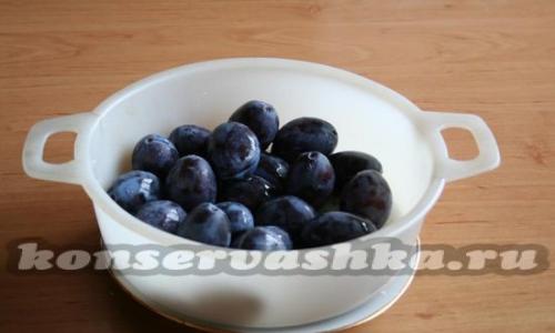 Rezepte für eingelegtes Gemüse, Beeren und Früchte. Hausgemachtes Rezept für eingelegte Pflaumen im Glas
