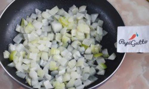 Gemüse in einem Tontopf im Ofen Gemüse in einem Tontopf im Ofen