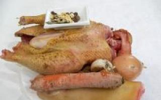 छुट्टियों की मेज के लिए जिलेटिन के बिना घर का बना मुर्गा जेलीयुक्त मांस
