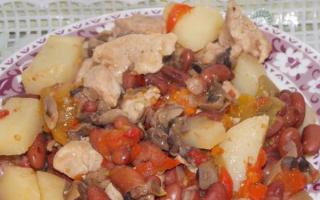 Mięso z fasolą i grzybami w garnku Duszona fasola z kurczakiem i grzybami