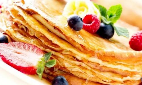 Pancakes with fresh berries