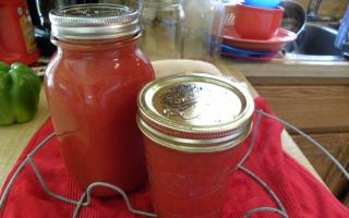Tomatensaft für den Winter - Ernte zu Hause durch Fleischwolf und Saftpresse